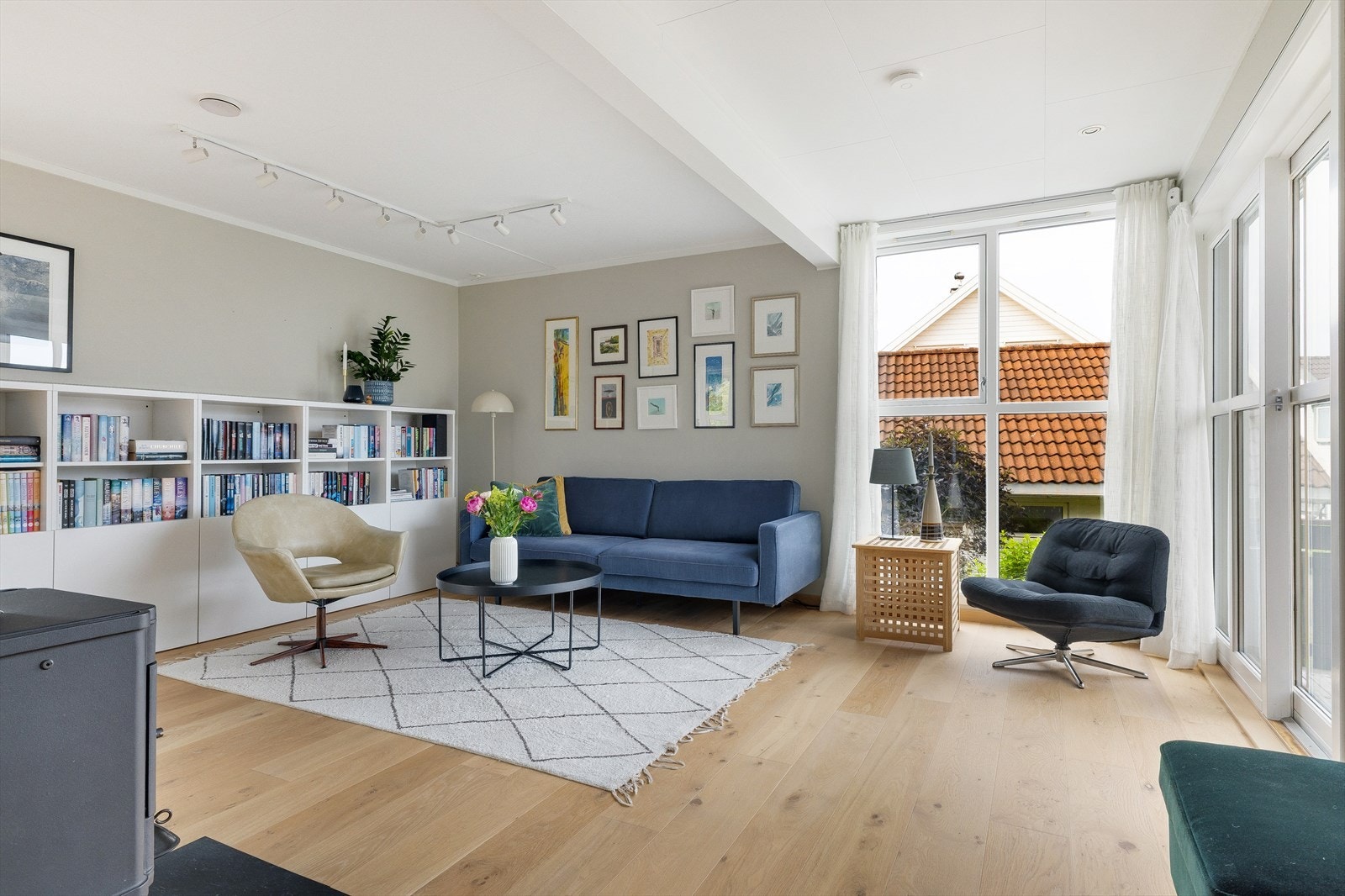 Store vindusflater med 2-lags isolerglass gir rikelig med dagslys inn i stuen. Galleribilde