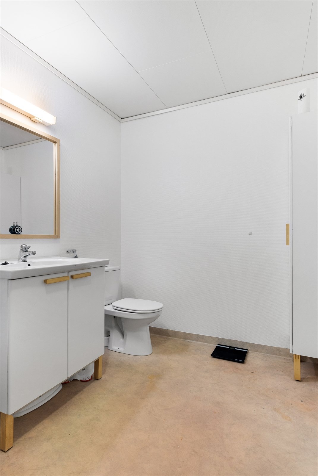 Badet i leiligheten har gulvvarme og dusjkabinett. Galleribilde