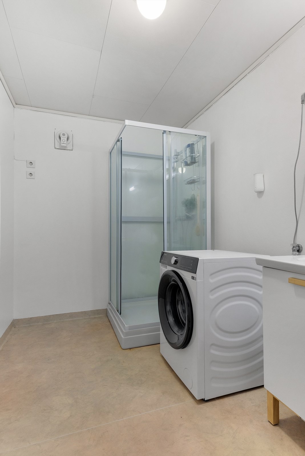 Badet er kombinert med vaskerom og har opplegg for vaskemaskin. Galleribilde