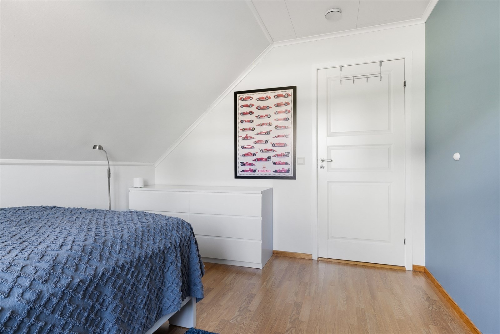 Romslig soverom i andre etasje med plass til både seng og kommode. Galleribilde