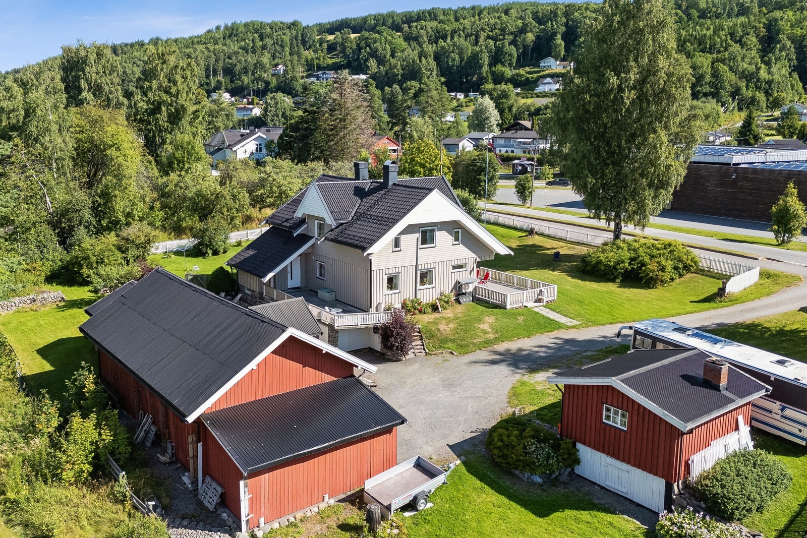 Hele eiendommen med alle hus Galleribilde