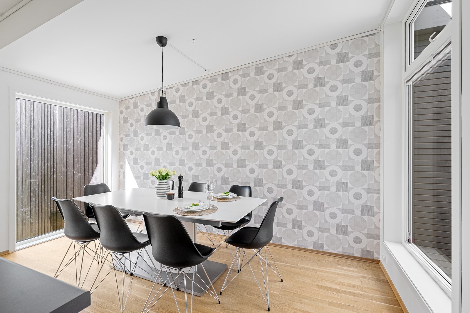 Spiseplassen inviterer til hyggelige måltider og gode samtaler i en sosial sone av hjemmet. Galleribilde