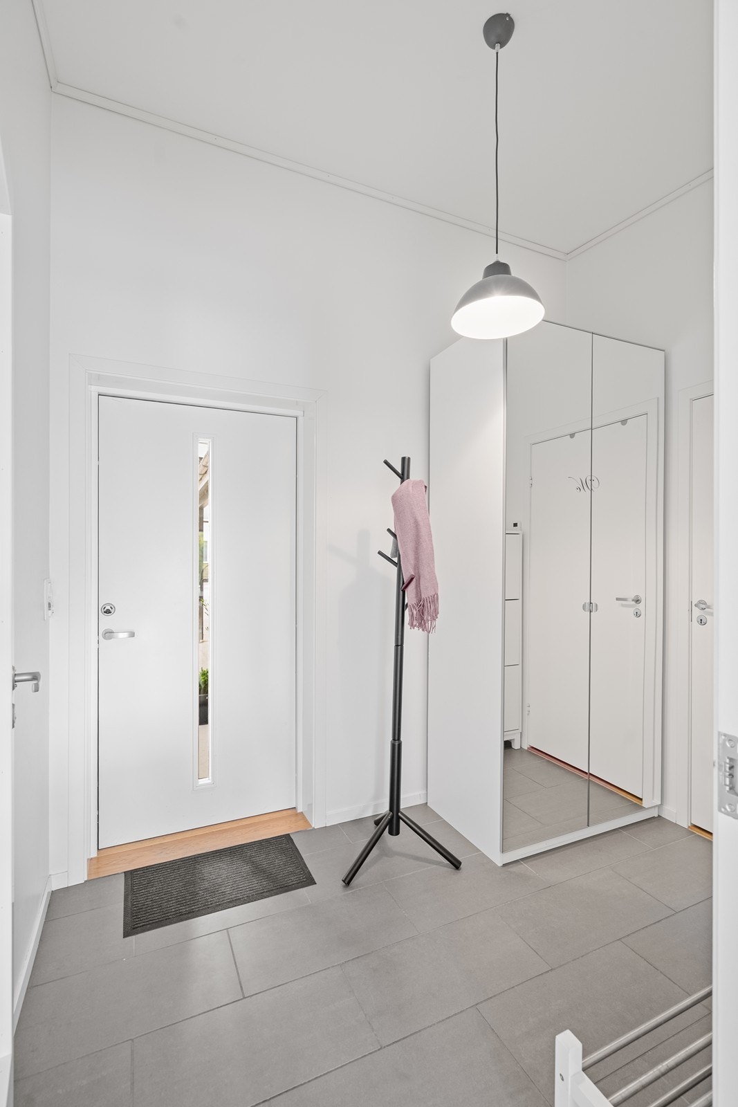 Velkommen inn! En romslig entré som gir en god velkomst og god plass. Galleribilde