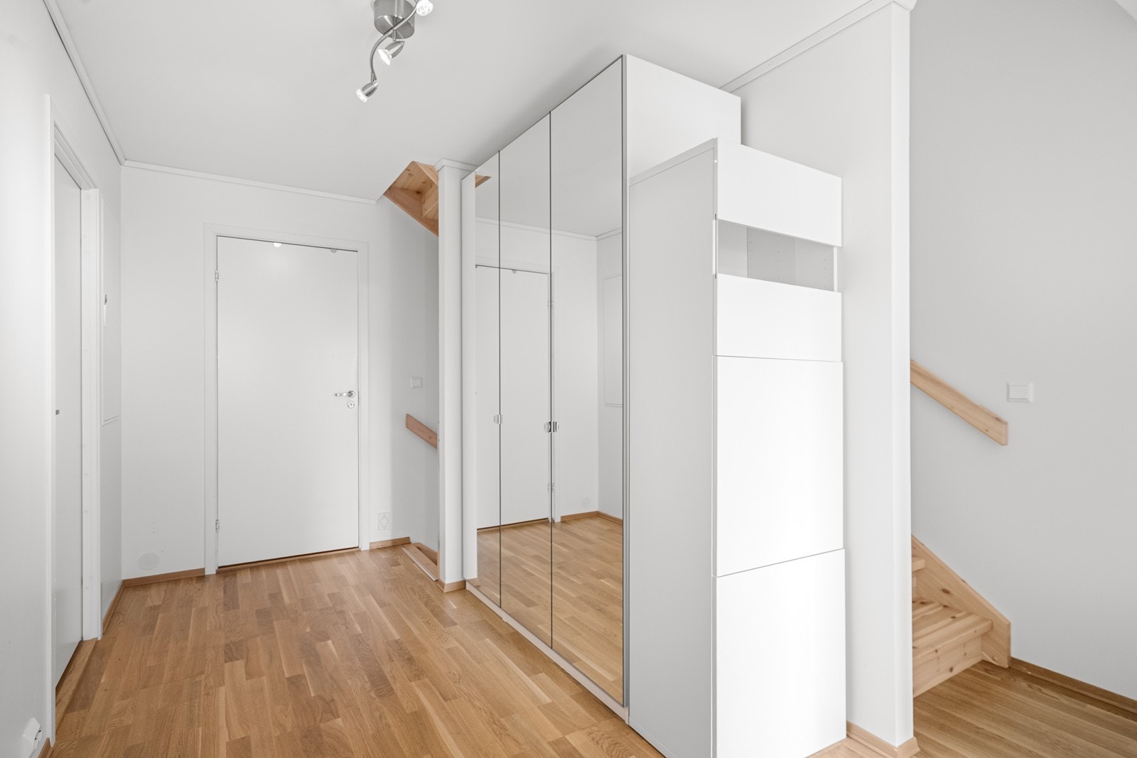Plan 2 inneholder gang, tre soverom og bad/vaskerom - en praktisk og funksjonell soveetasje. Galleribilde
