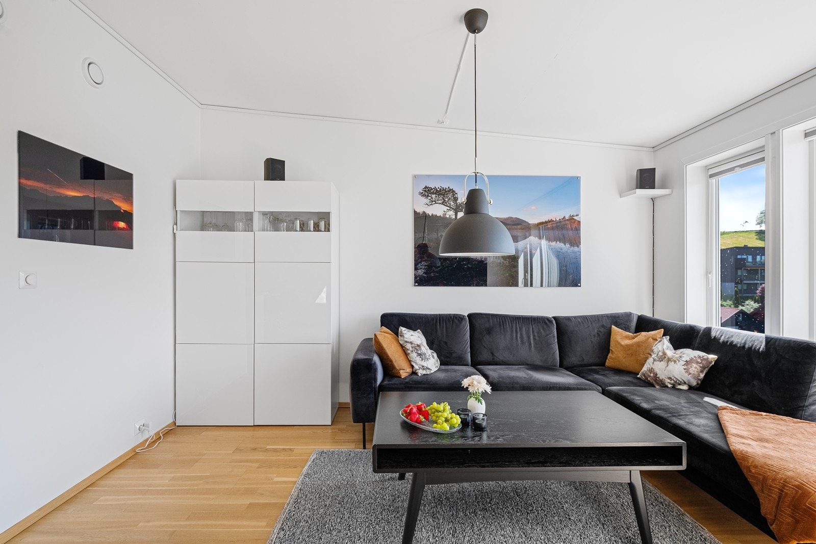 Dette er et hjem som er lett å trives i, med gode løsninger for både hverdag og fritid. Galleribilde