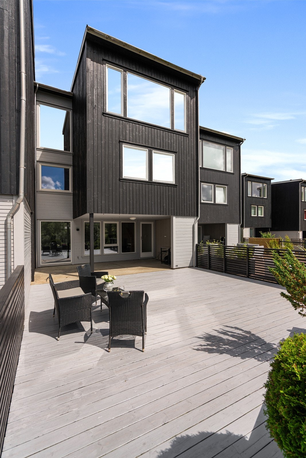 En flott og innholdsrik enebolig over tre plan, med en praktisk planløsning som gir god plass til både familieliv og sosiale sammenkomster. Galleribilde