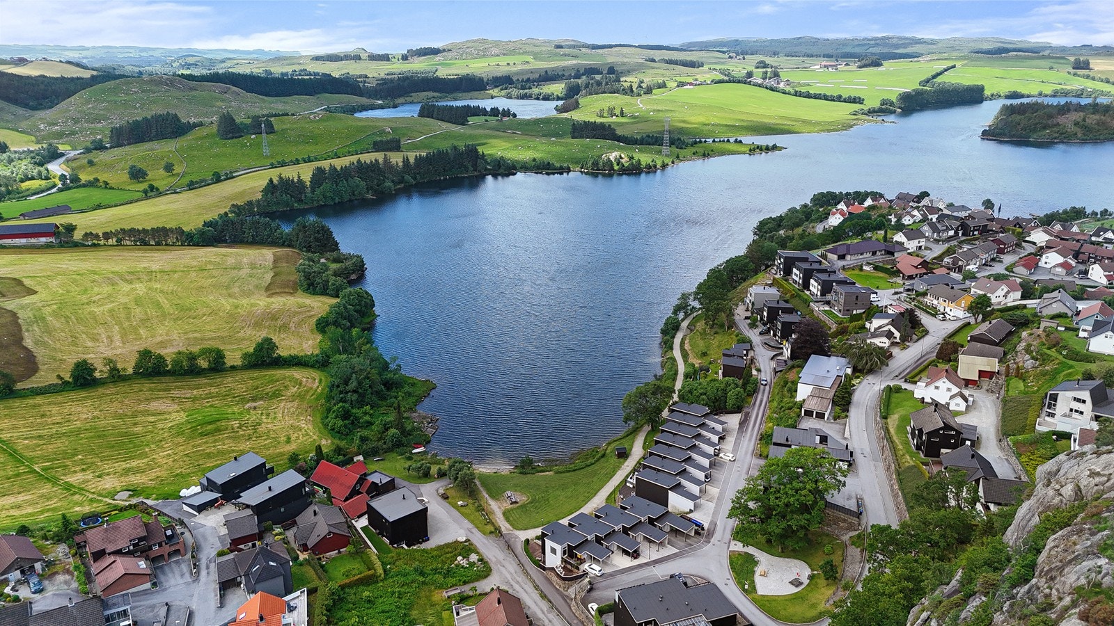 Området rundt Øygardsvatnet på Ålgård er kjent for sine vakre og rolige naturomgivelser. Galleribilde