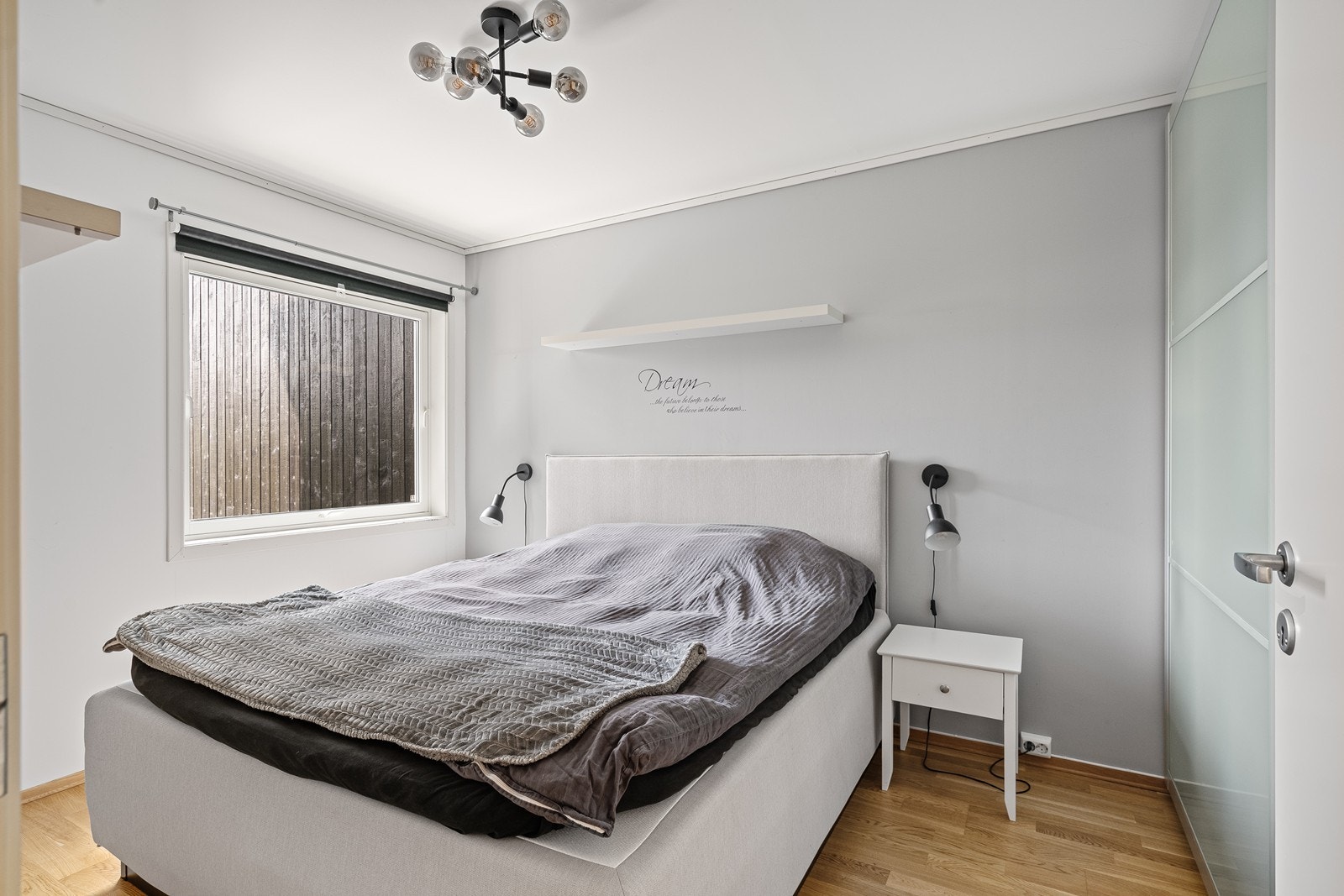Hovedsoverommet er romslig og gir en behagelig og rolig atmosfære, med god plass til dobbeltseng og garderobeløsning. Galleribilde