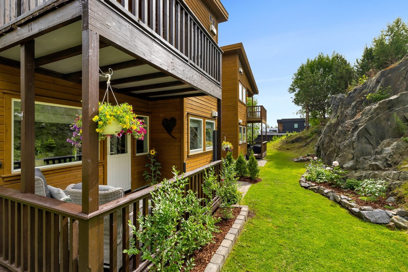 Innholdsrik 4-roms leilighet på bakkeplan med solrik markterrasse. Galleribilde