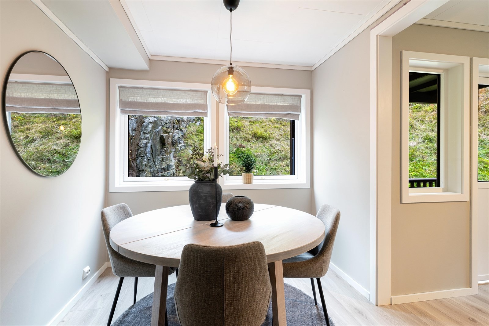 På kjøkkenet er det plass til stort spisebord. Galleribilde