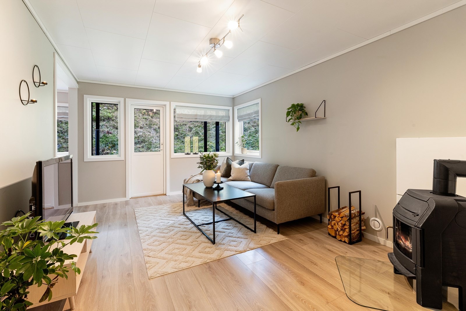 Fra stuen er det utgang til terrasse og hage. Galleribilde