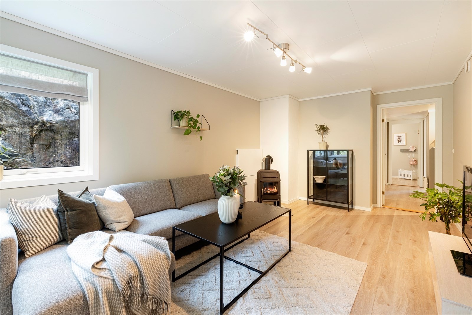 Stuen er lys og luftig med gode møblerings muligheter. Galleribilde
