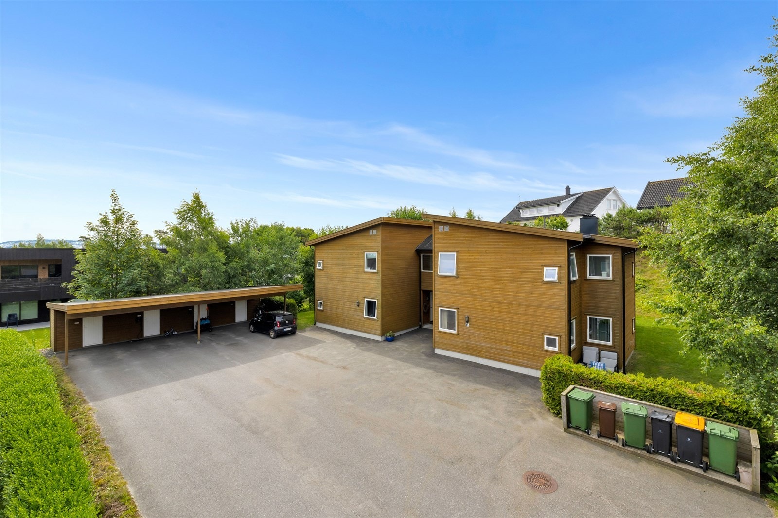 God plass til å parkere i innkjørsel og i Carport. Galleribilde