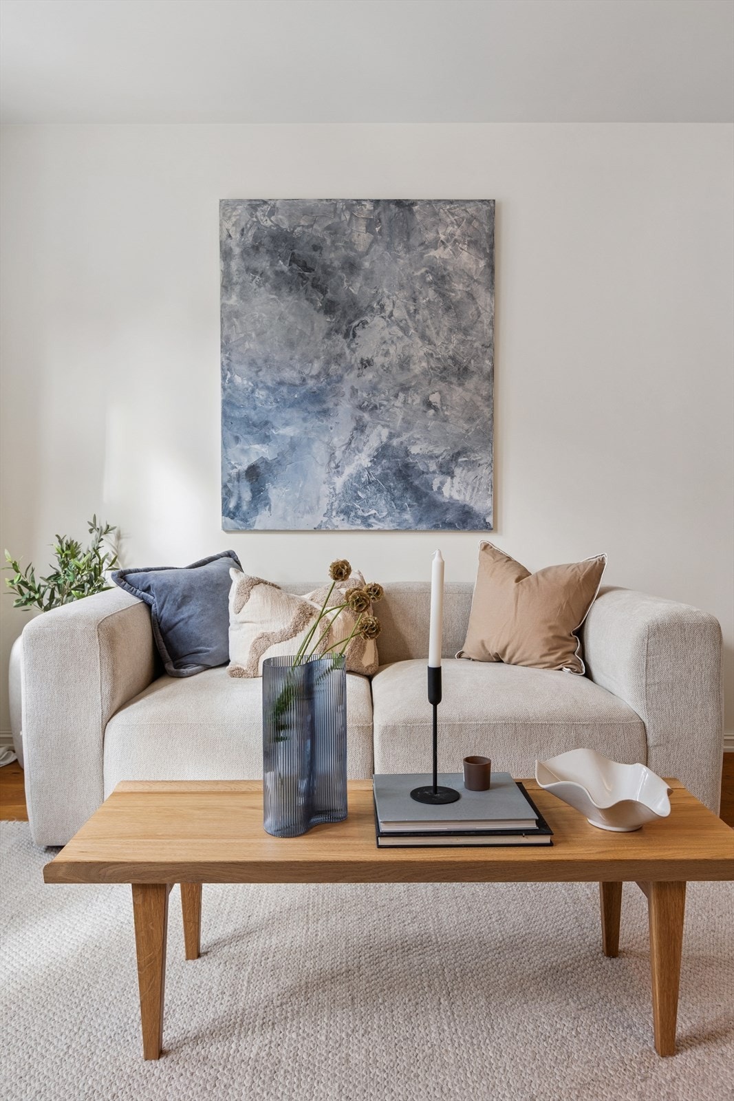 Stuen kan enkelt innredes med en komfortabel sofagruppe som skaper en innbydende sone for rekreasjon, underholdning og hyggelige sammenkomster. Galleribilde