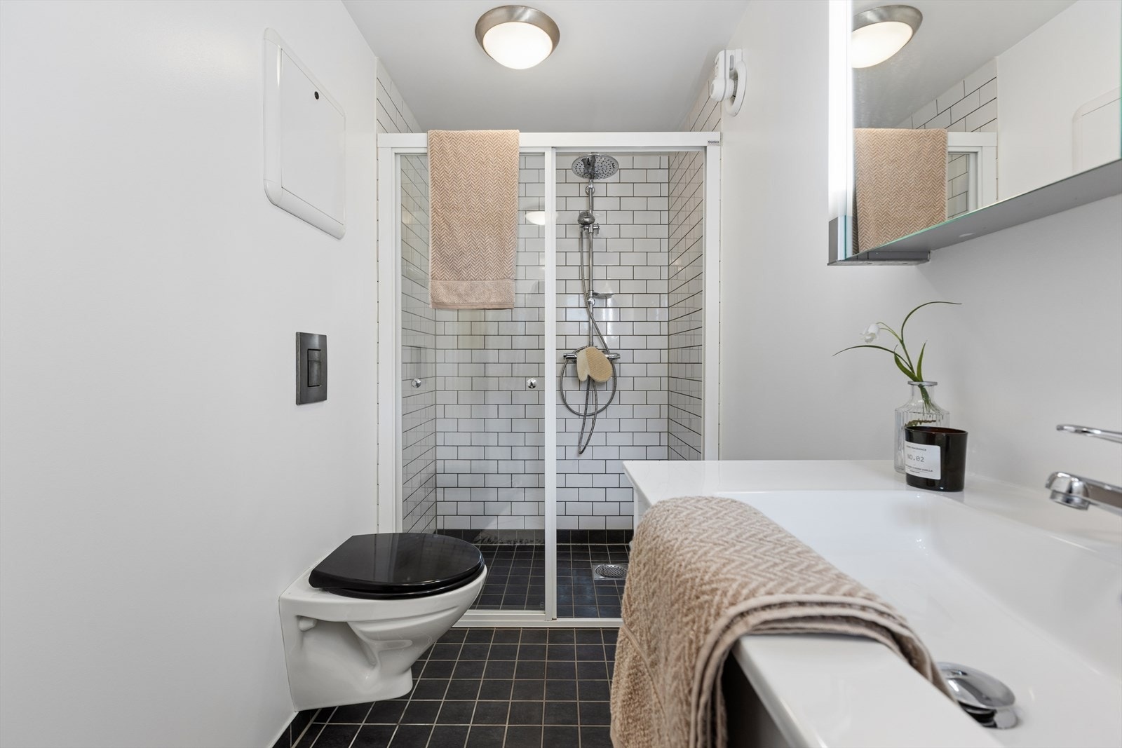 Badet har også opplegg for vaskemaskin samt mekanisk avtrekksventilasjon. Et funksjonelt og tidløst bad med god komfort i hverdagen. Galleribilde