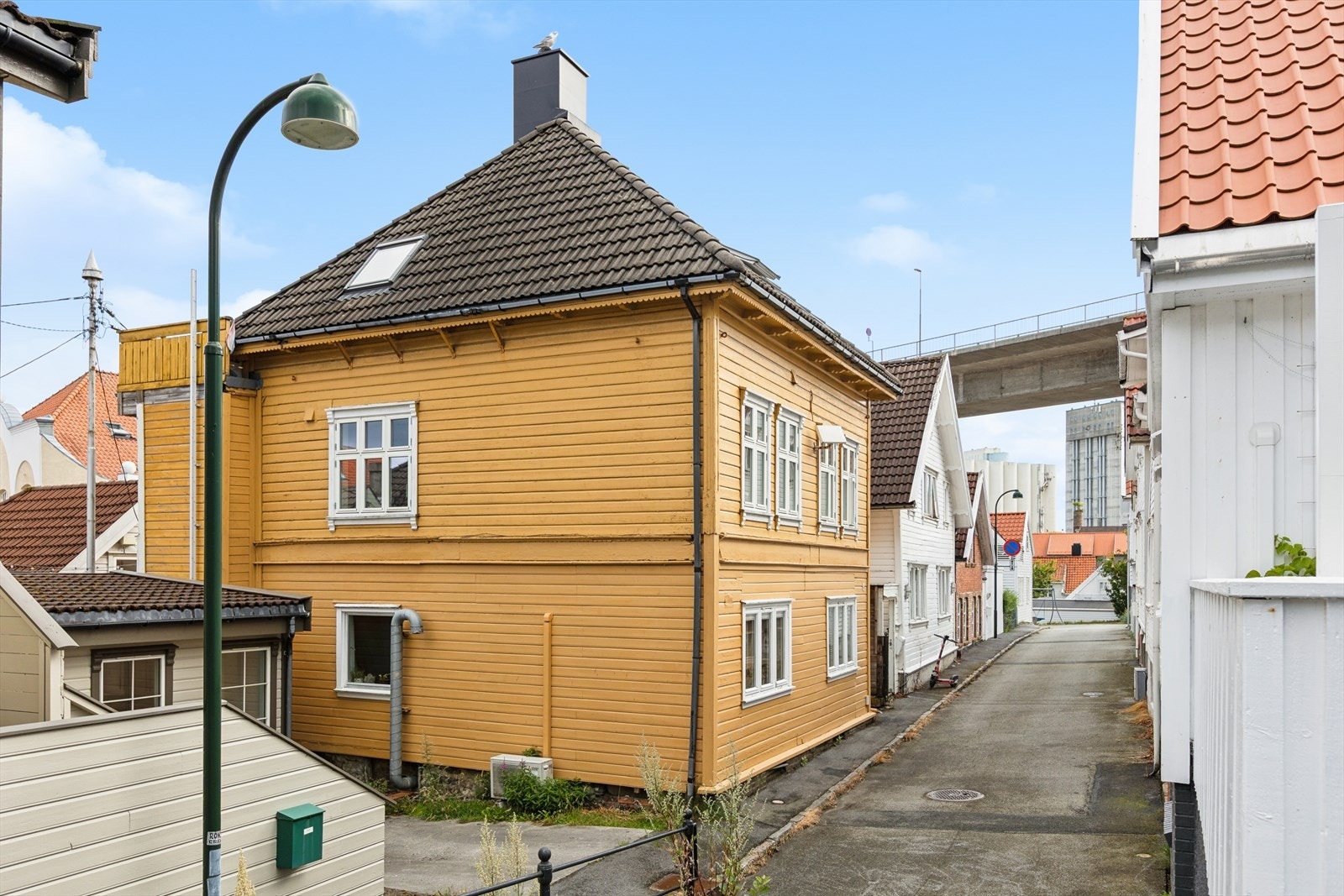 Leiligheten ligger på Storhaug, i et av Stavangers mest sentrale østlige bydeler, omgitt av den karakteristiske trehusbebyggelsen området er kjent for. Galleribilde