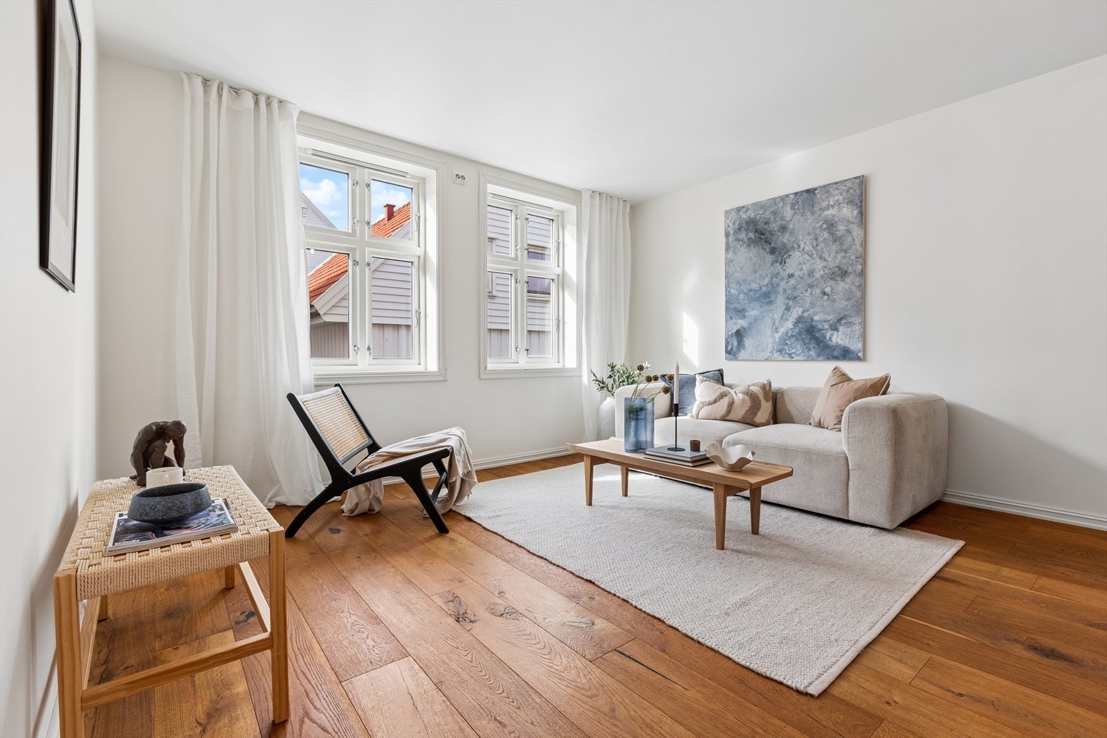 Store karakteristiske vinduer gir godt med naturlig lys og bidrar til en lys og luftig romfølelse. Vinduene ble skiftet i 2013 og er utstyrt med 2-lags isolerglass. Galleribilde