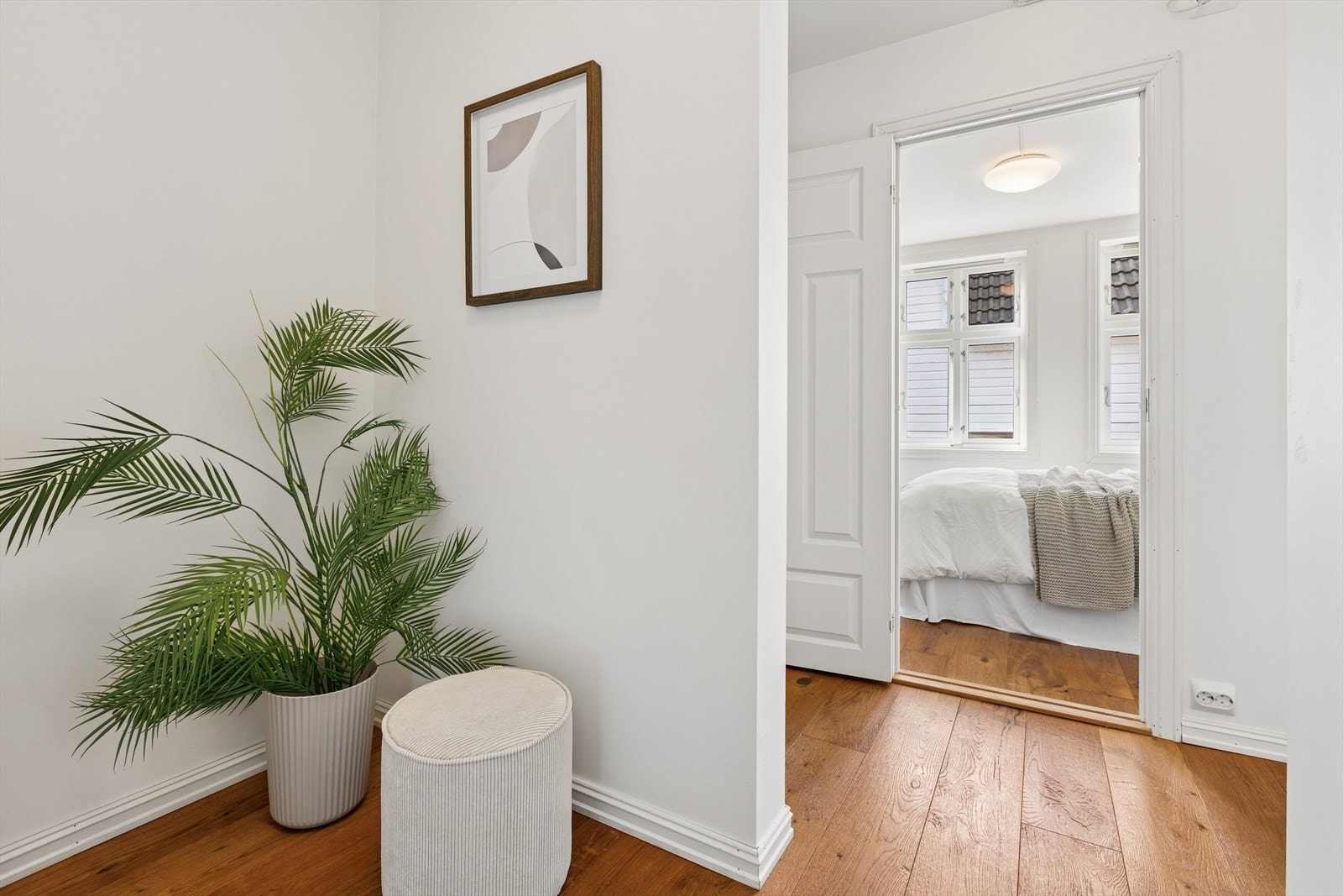 Entréen fremstår enkel og funksjonell, med parkettgulv som videreføres gjennom resten av boligen. Her er det plass til etablering av oppheng for yttertøy. Galleribilde