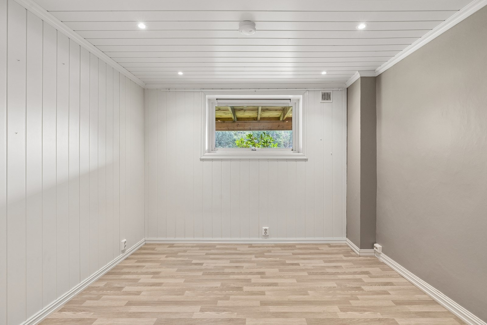 Soverom i underetasjen med downlights i taket og varmekabler i gulvet. Galleribilde