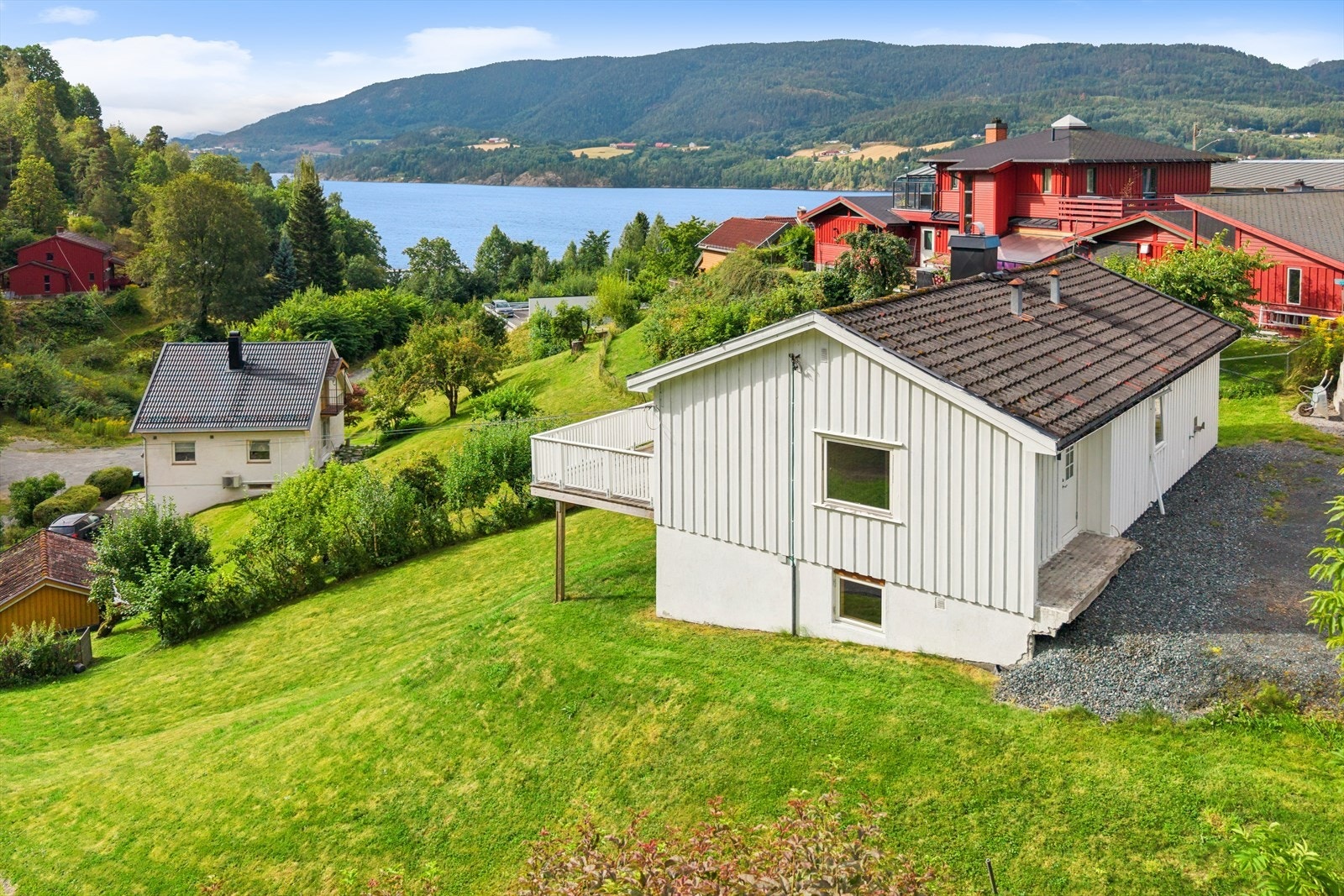 Eiendommen ligger høyt og fritt til i et skrånende terreng. Galleribilde