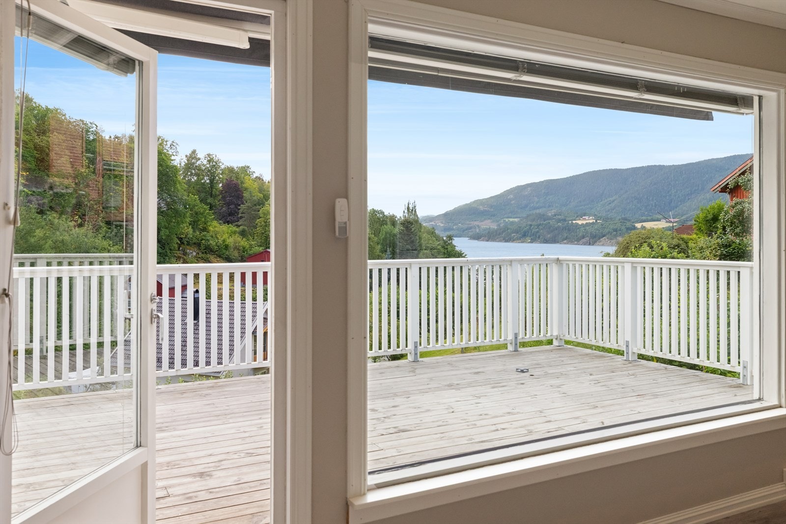 Utsikten kan nytes både fra stuen og terrassen. Galleribilde
