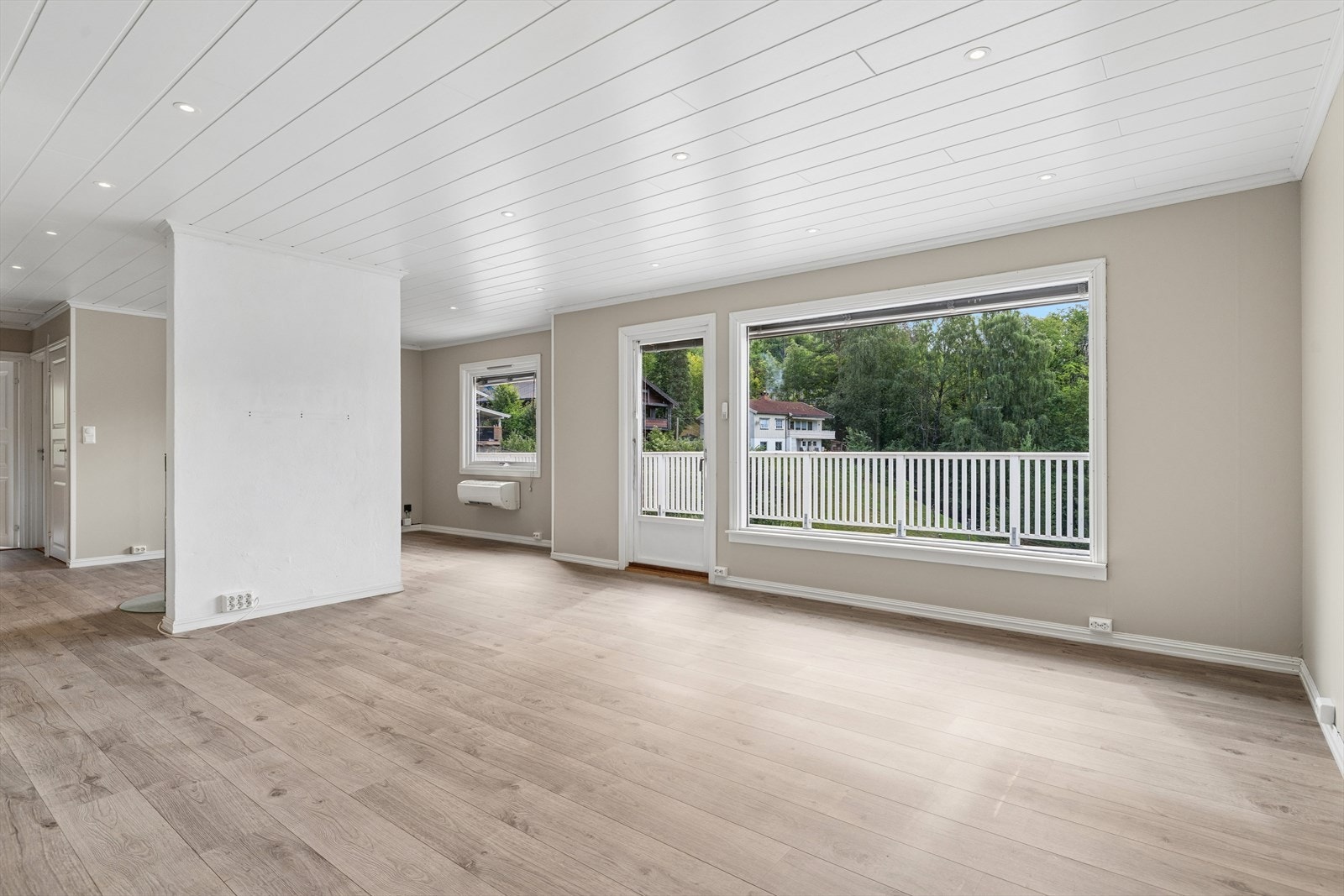 Fra stuen er det direkte utgang til den store, usjenerte terrassen. Galleribilde