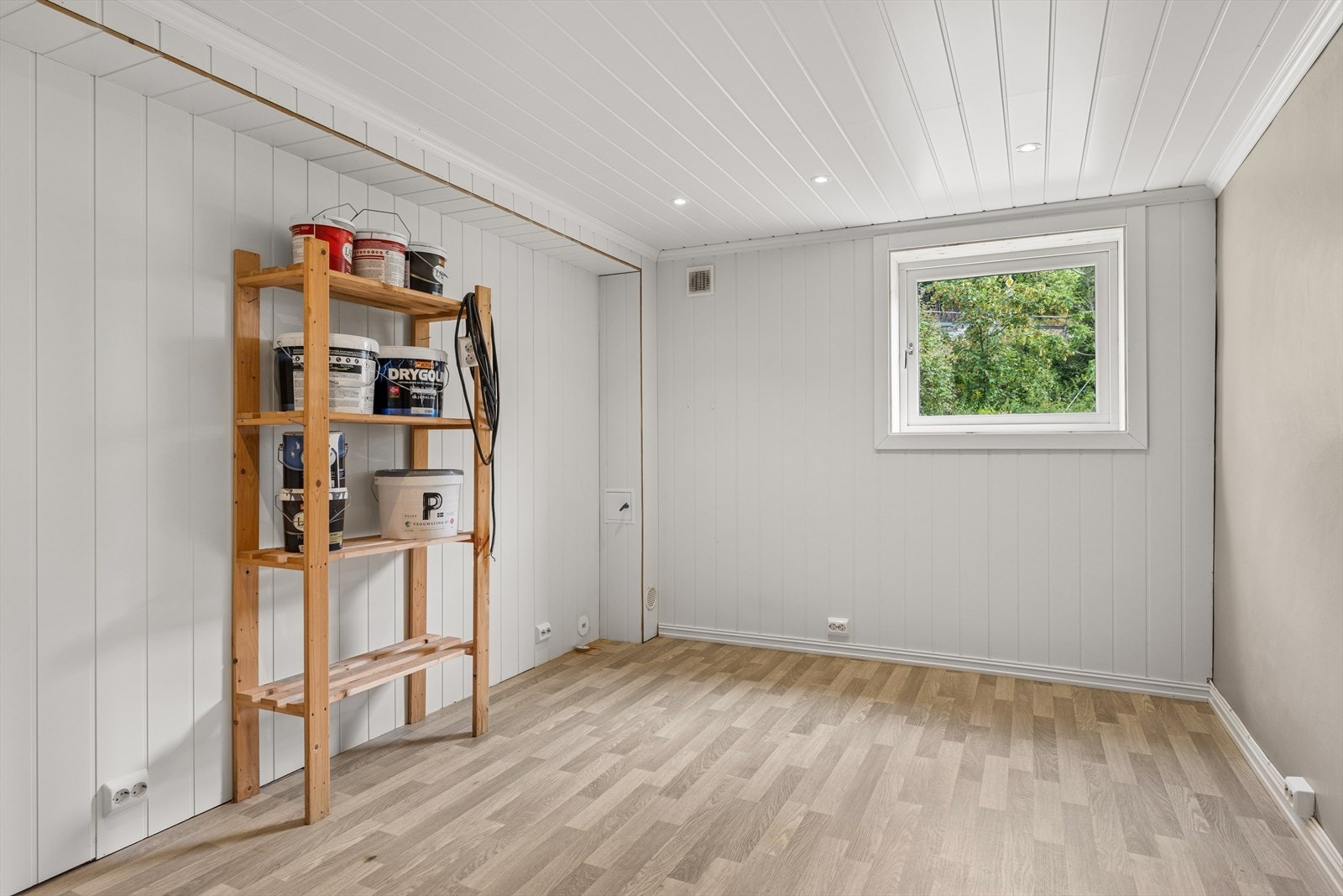 Underetasjen har flere soverom med overflater fra 2016. NB! Megler har ikke mottatt tegninger i forbindelse med bruksendringen av kjelleren. Galleribilde