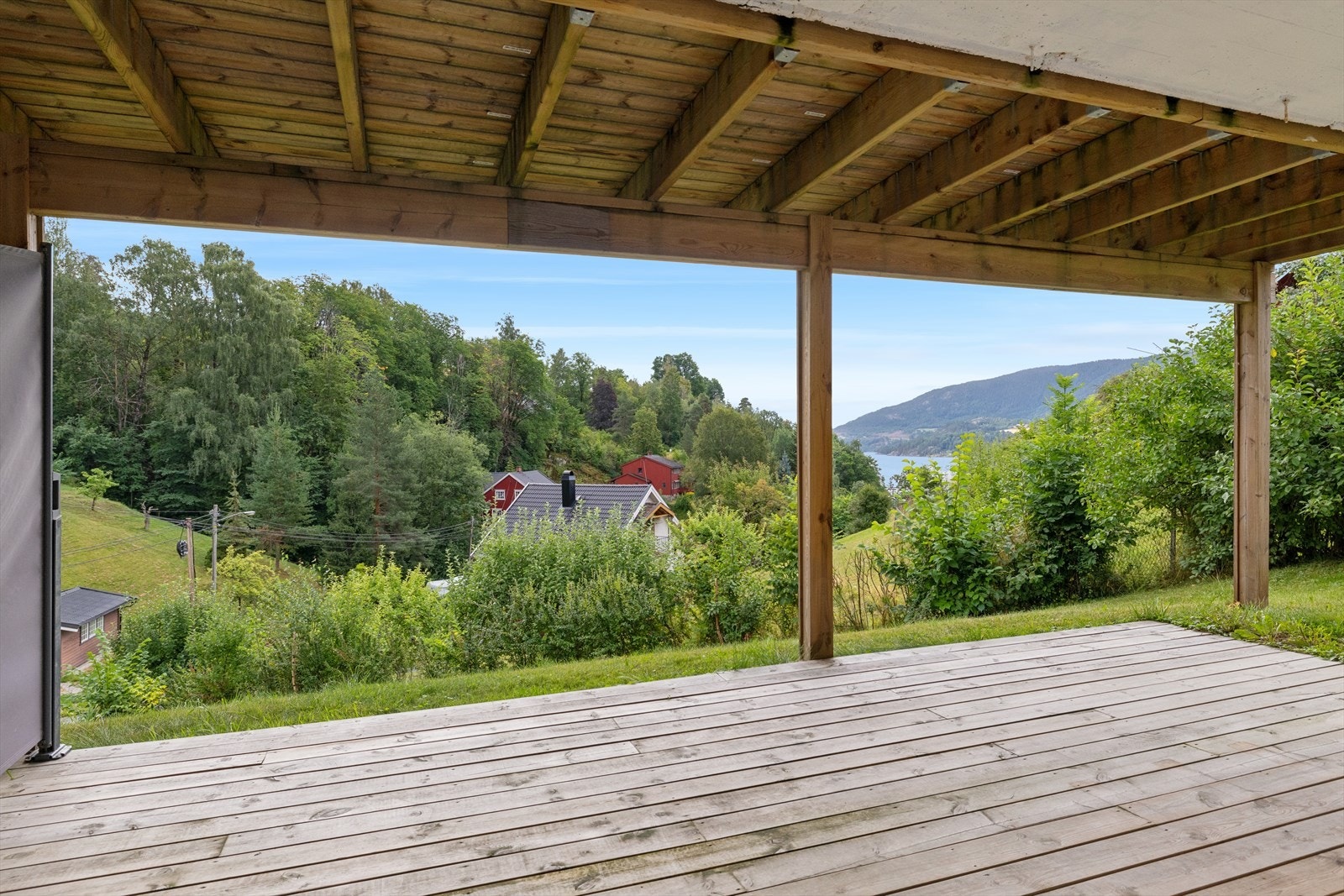 Også fra den nedre uteplassen er det fin utsikt over omgivelsene. Galleribilde