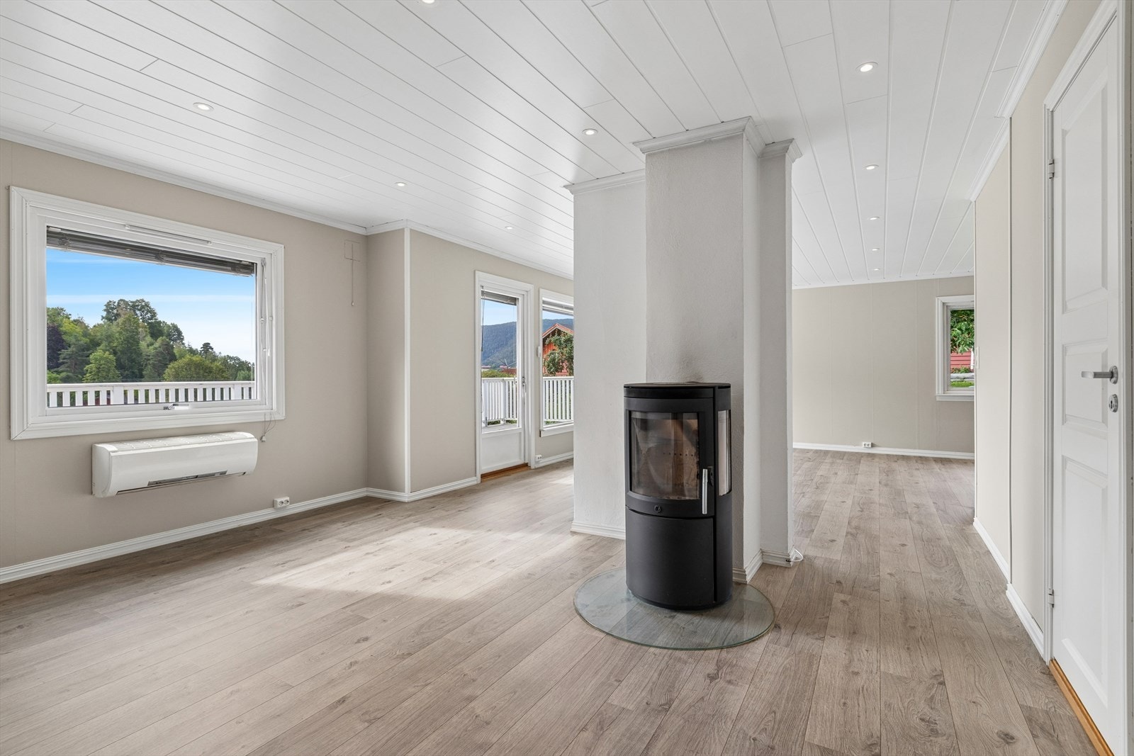 En praktisk enebolig med alt på én flate i hovedetasjen og en underetasjen med bad og kjøkken + 3 soverom. Galleribilde