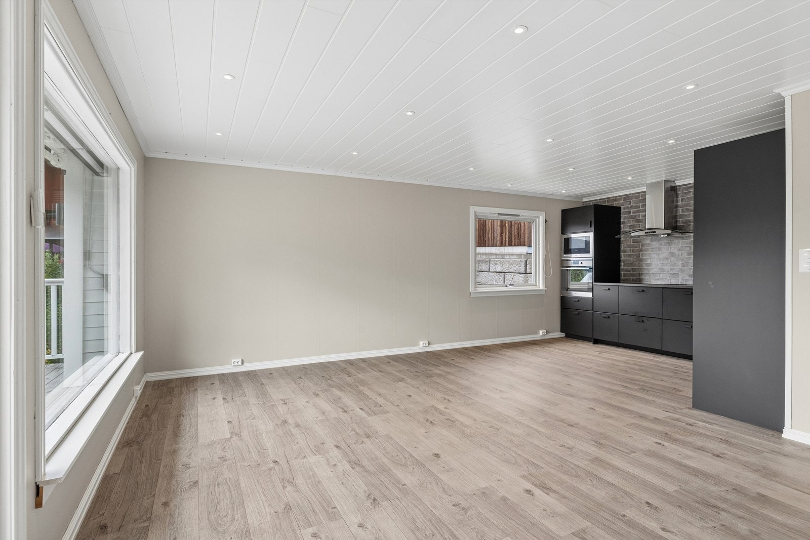 Stuen har laminatgulv og downlights i taket, etablert i perioden 2018-2020. Galleribilde