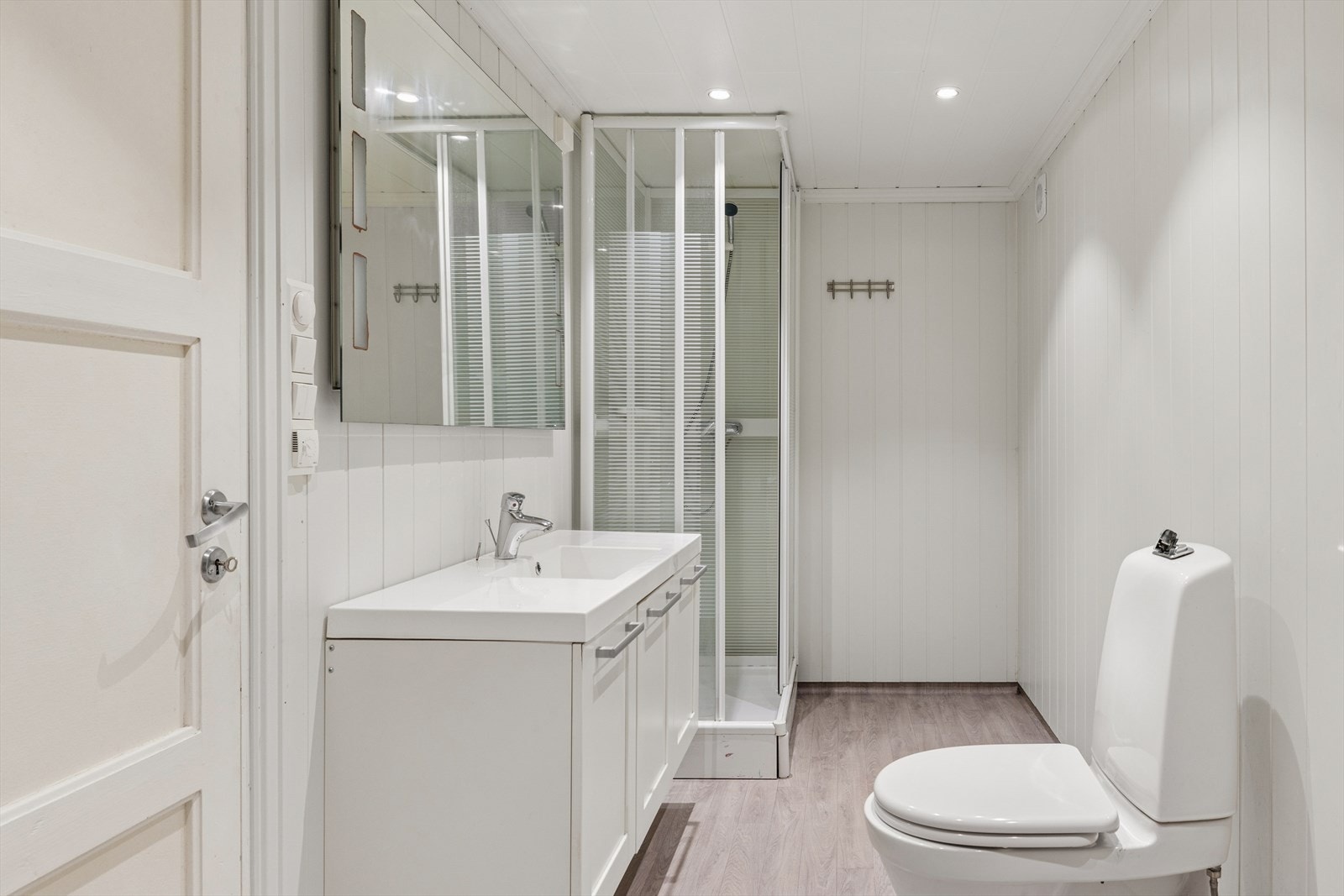 Badet i underetasjen er fra 2016, med baderomsinnredning og dusjkabinett. Galleribilde