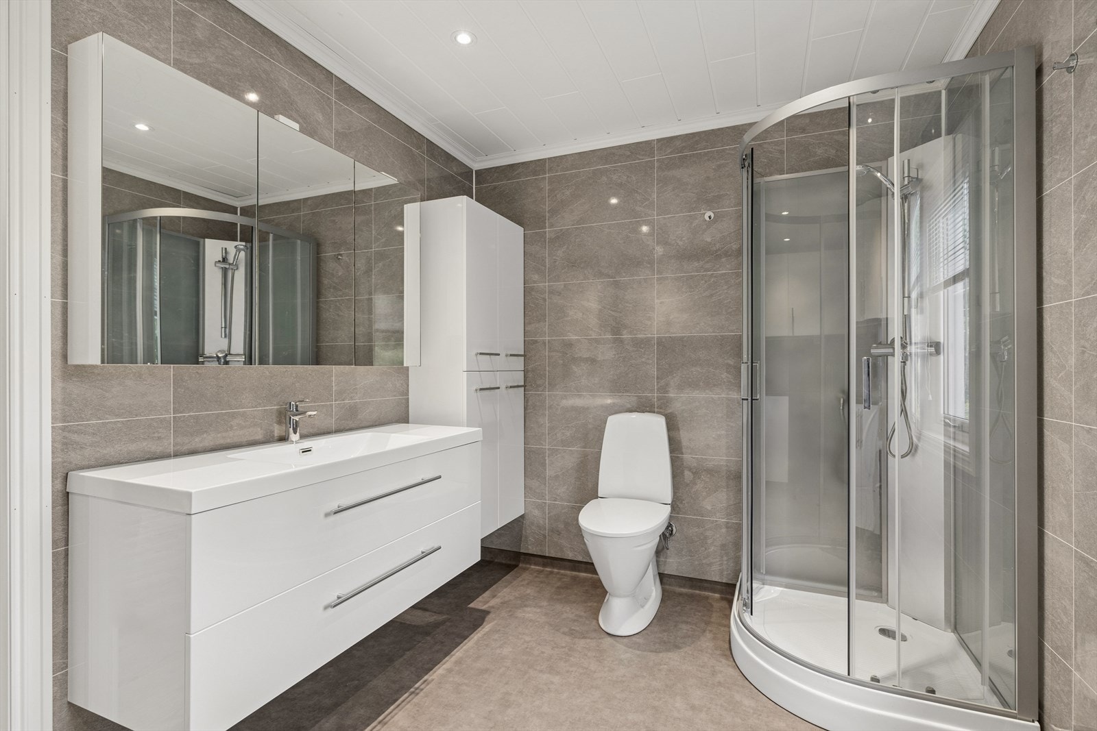 Badet i hovedetasjen ble oppgradert i 2019 med ny innredning og dusjkabinett. Galleribilde