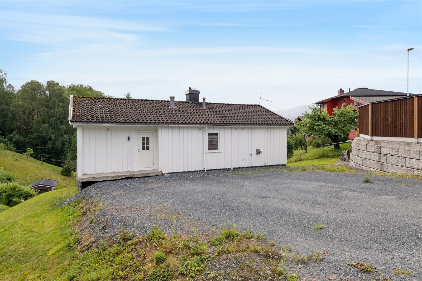 Eiendommen har en stor, gruset gårdsplass med parkering for 4-5 biler. Galleribilde