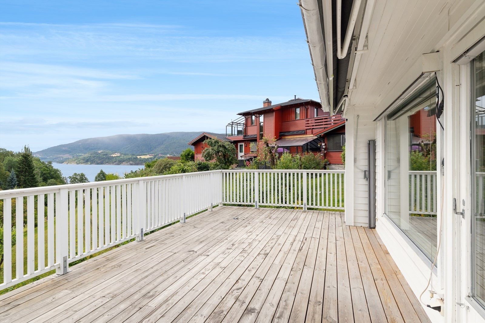 En romslig uteplass med god plass til flere sittegrupper. Galleribilde