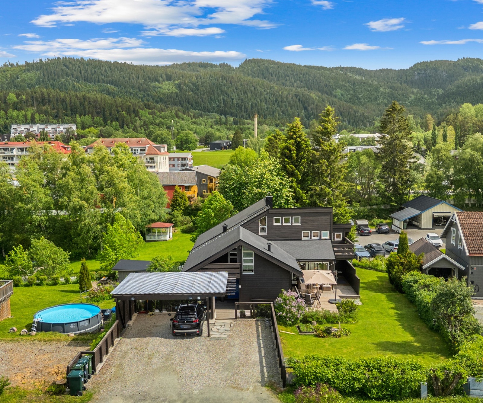 Velkommen til Hesteskoen 7 - En innbydende og innholdsrik arkitekttegnet enebolig med utleiedel, carport og en meget pent opparbeidet hage. Galleribilde