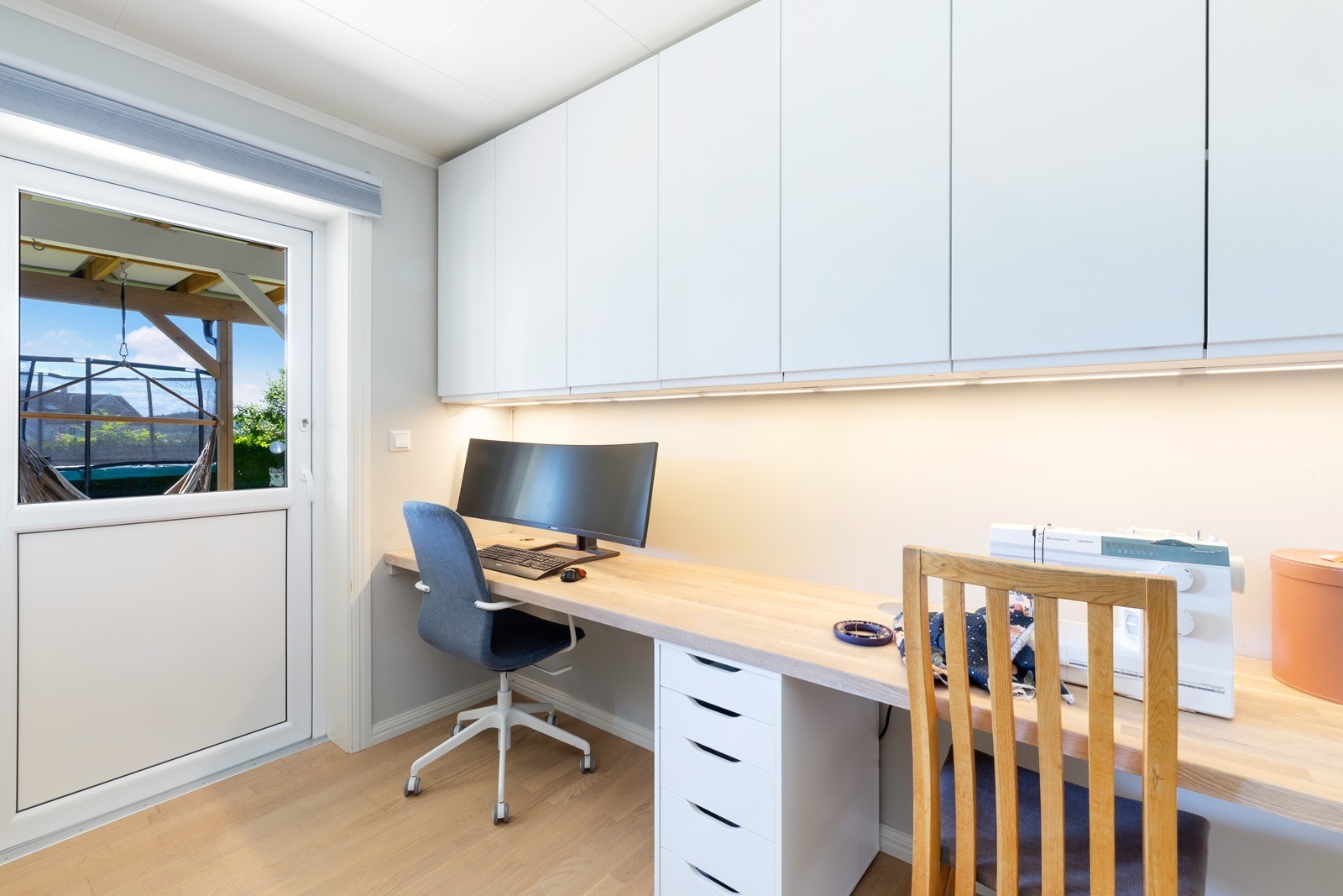 Skap innredning og plass bygd skrivepult. Galleribilde