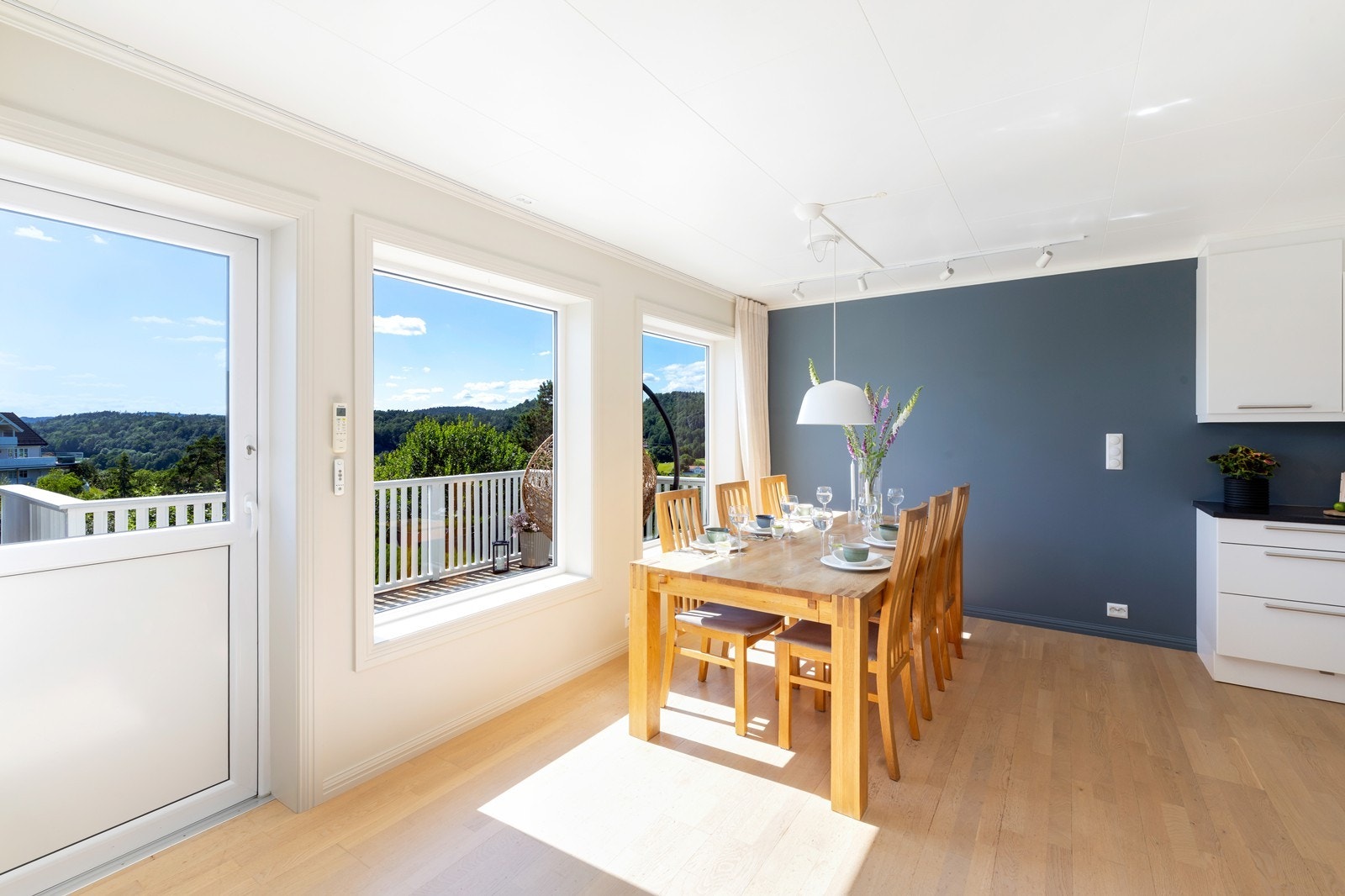 Fra stuen er det utgang til veranda. Galleribilde