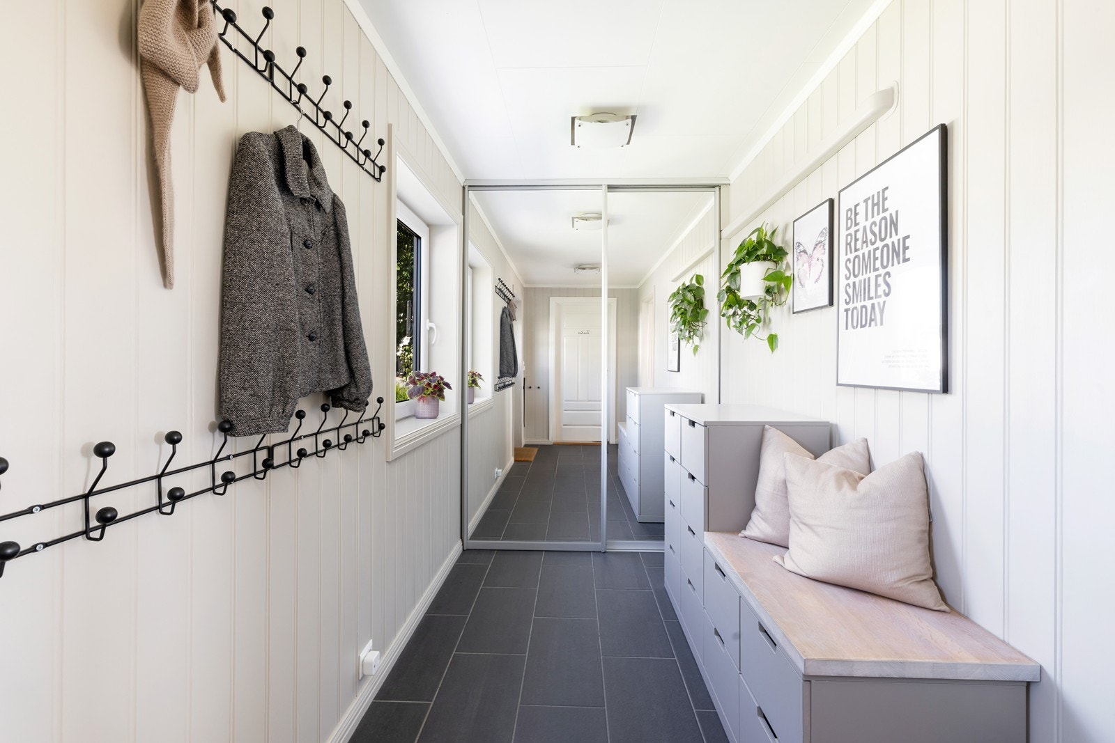 Velkommen inn i en romslig entré med god oppbevaringsplass i stor skyvedørsgarderobe. Galleribilde
