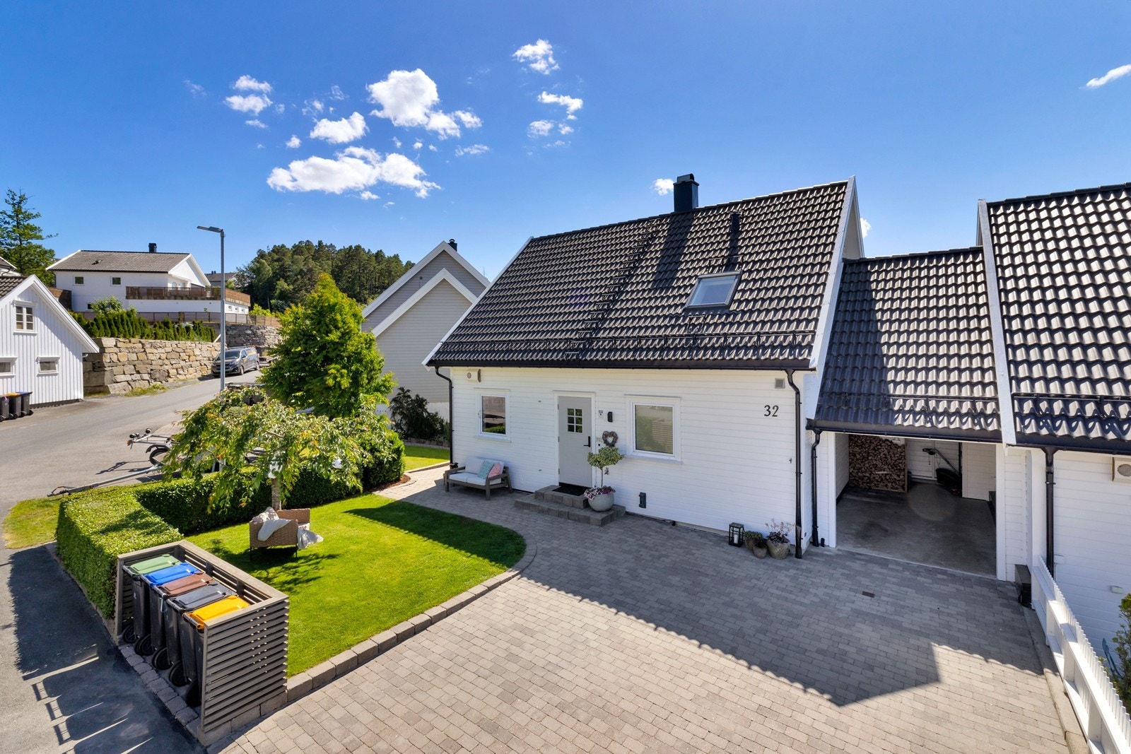 Boligen har en carport med elbillader. Galleribilde