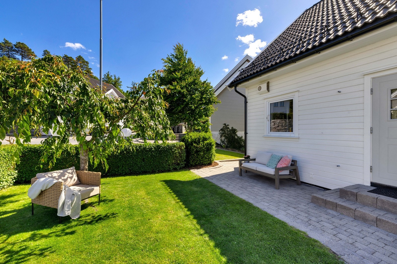 Velstelt og pent beplantet på fremsiden av boligen. Galleribilde