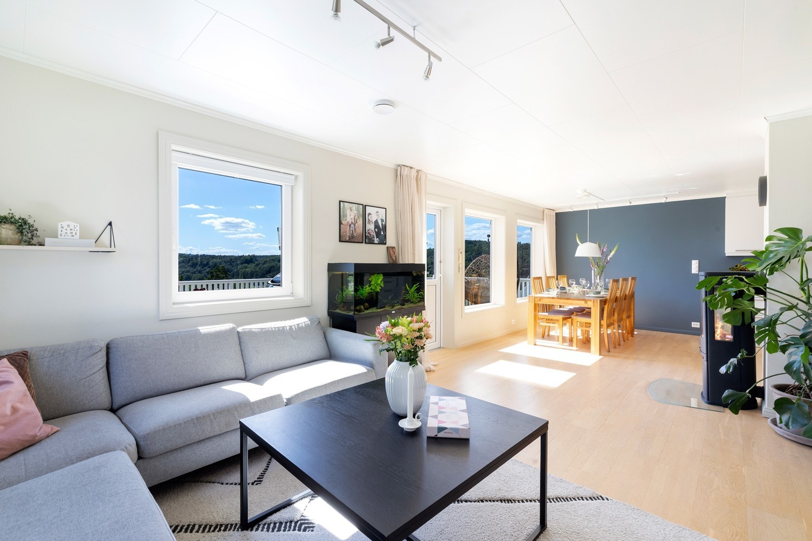 Fra stuen er det utgang til en stor og luftig veranda. Galleribilde