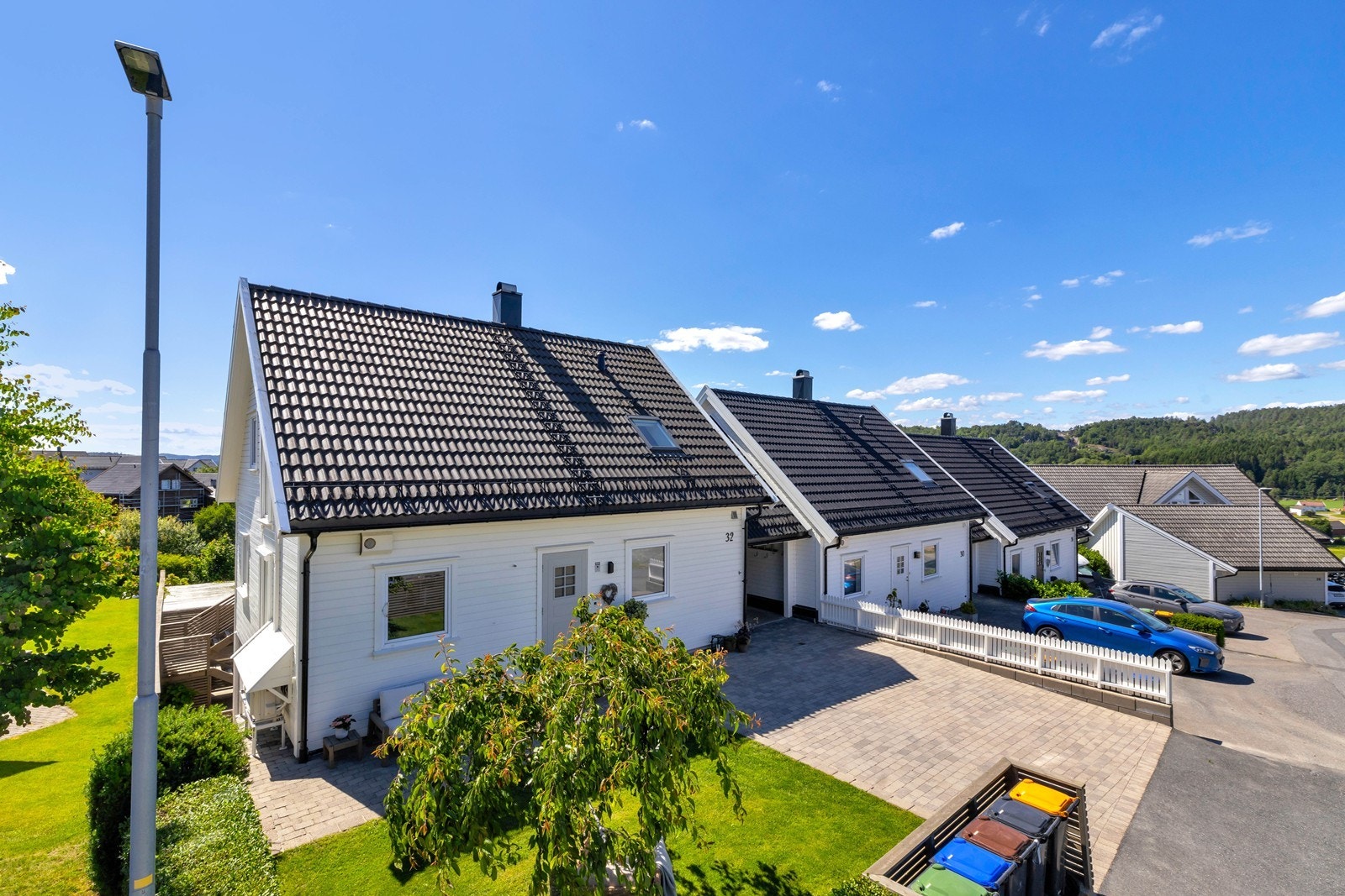 Boligen er en del av et barnevennlig og etablert nabolag i Myråsen. Galleribilde