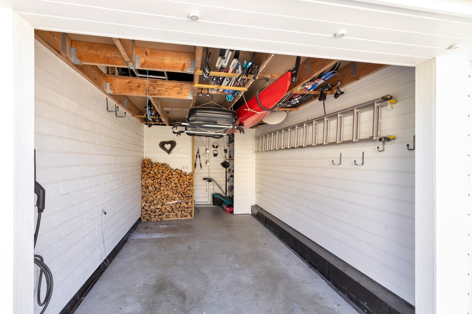 Carport med bod i bakkant. Galleribilde