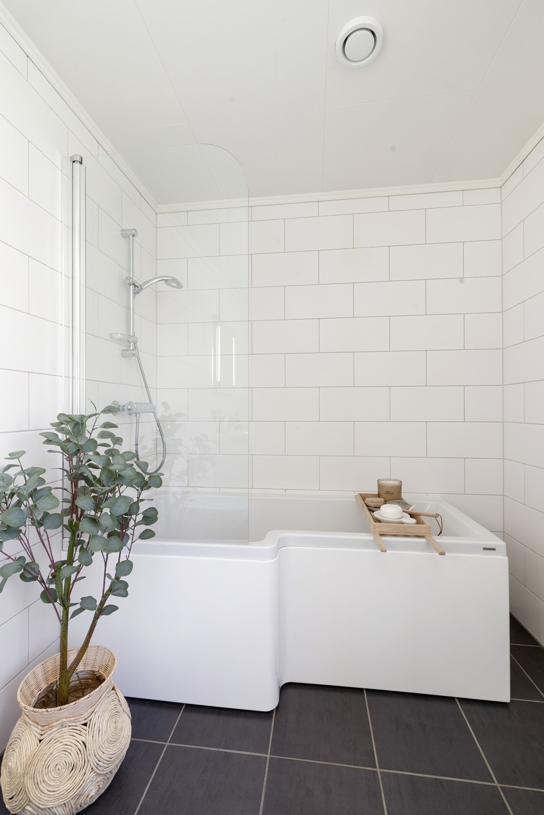 Badet er helfliset med varmekabler. Galleribilde