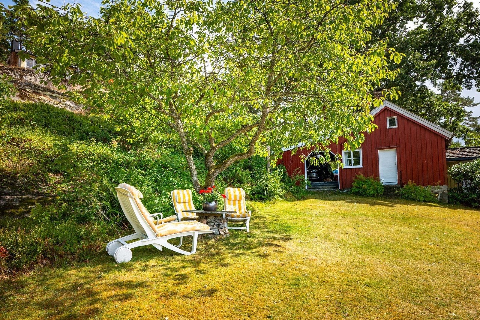 Det er gode muligheter til å nyte solen gjennom dagen med flere naturlige uteplasser. Galleribilde