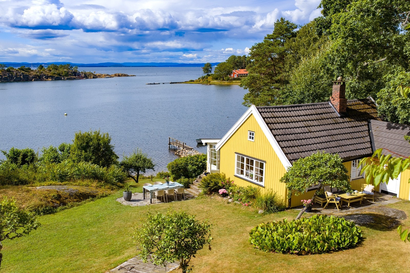 Fritidsboligen har en helt spesiell beliggenhet i vannkanten mot Evjesund - kun 1 time fra Oslo! Galleribilde