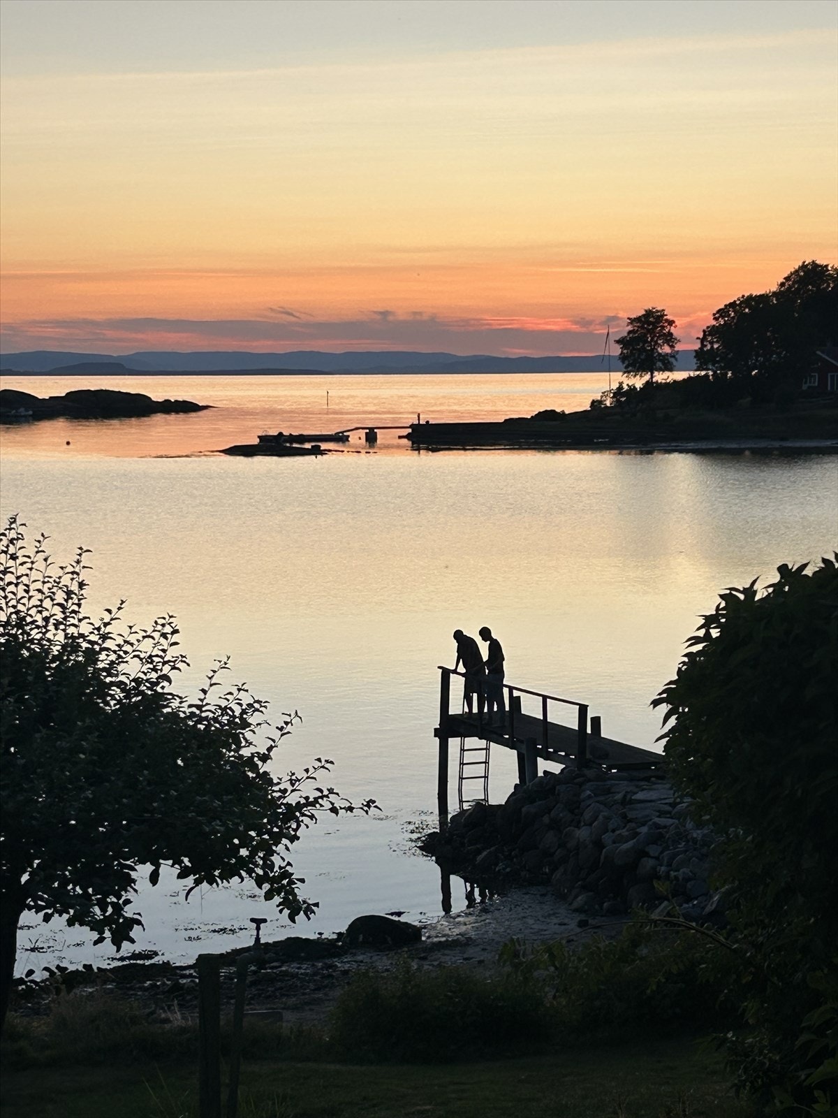 Uforstyrret fjordutsikt og førstelinje til solnedganger. Det er heller ikke mange meterne ned til brygga. Selgers private foto. Galleribilde
