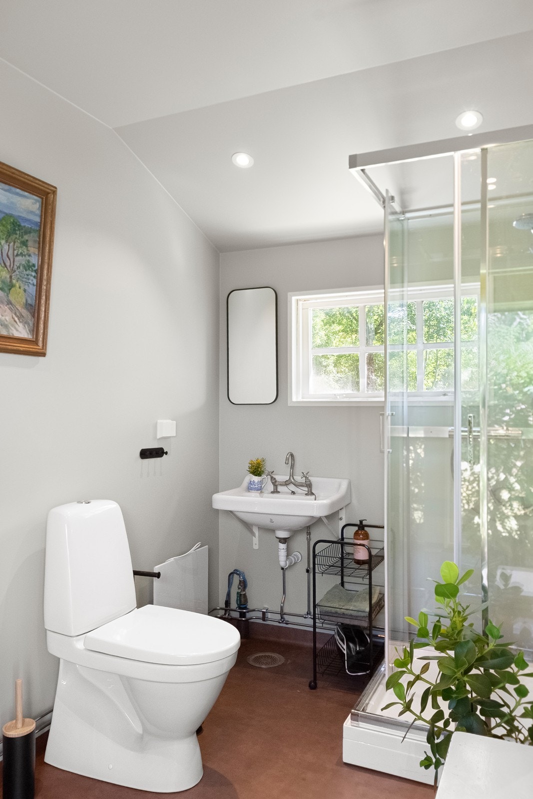 Badet har belegg på gulv, slette overflater og downlights i himling. Galleribilde