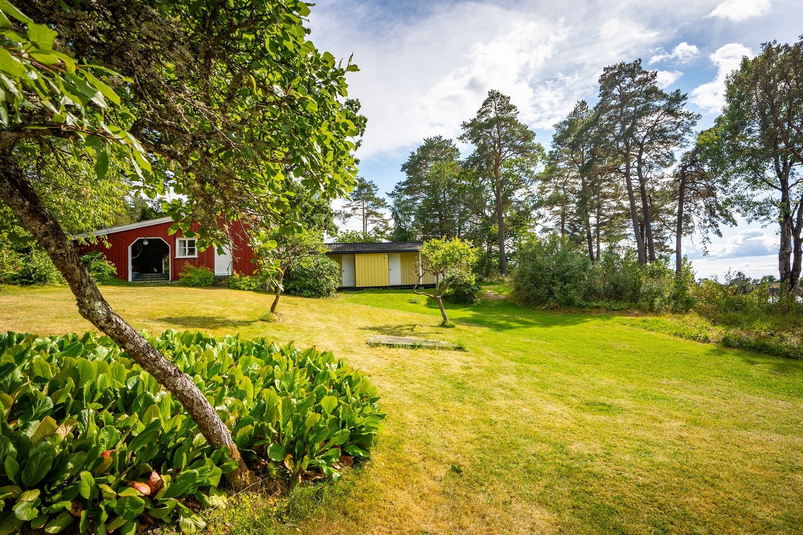 I tillegg til hovedhytta finnes en soveromsfløy på 59 kvm, tvers over plenen. Galleribilde