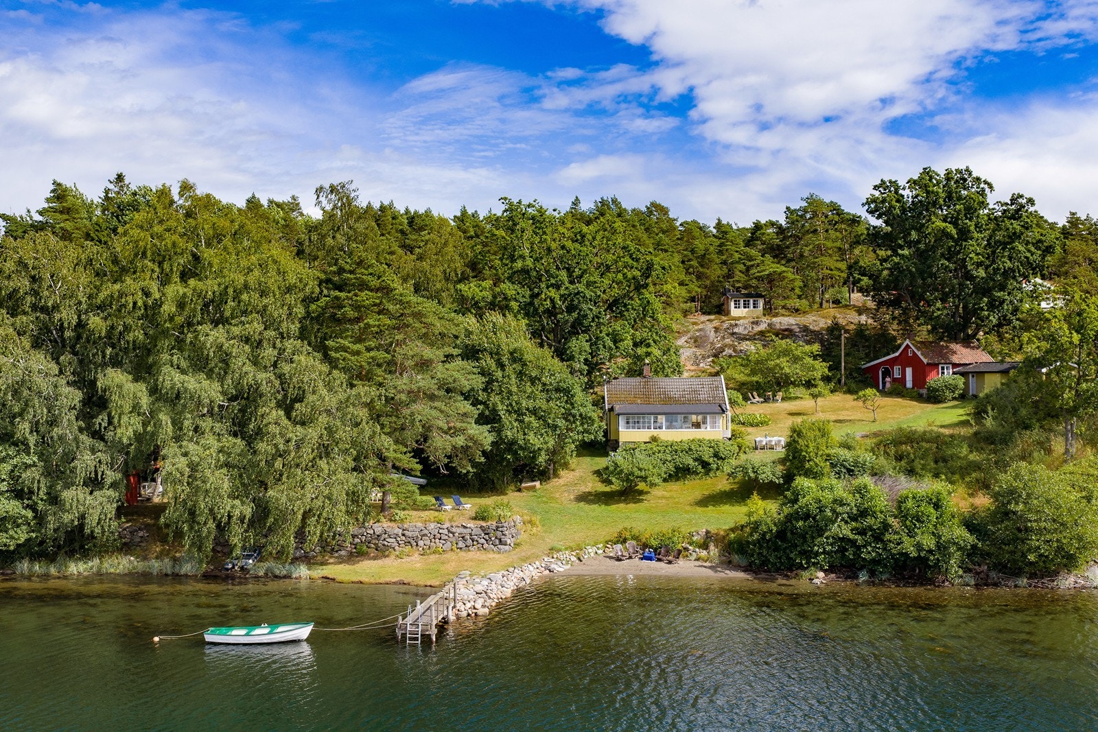 Stor idyllisk tomt, egen strandlinje og brygge gir eiendommen en sjelden følelse av ro og ekte skjærgårdsidyll. Galleribilde